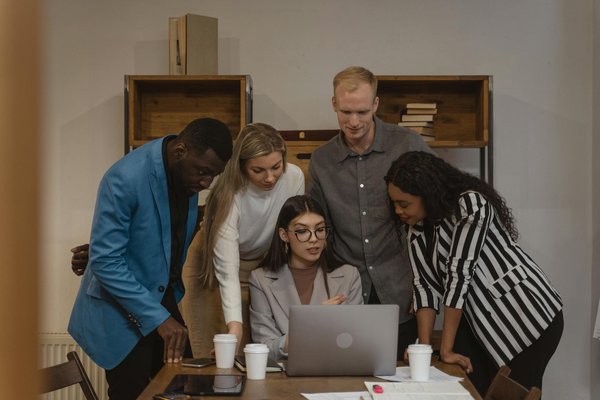 Boostez Votre Environnement de Travail : Stratégies pour une Efficacité Professionnelle Inégalée